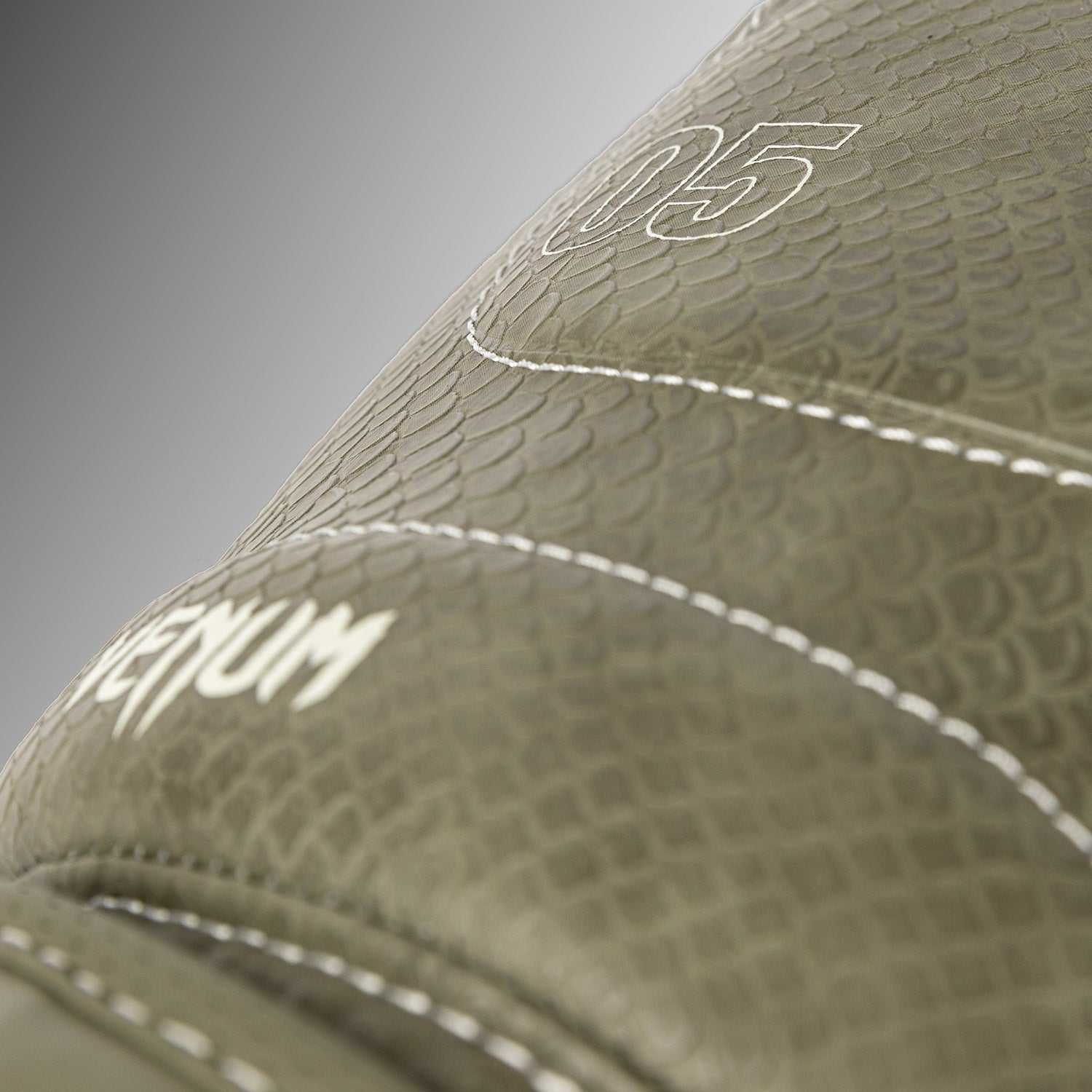 Gants de boxe Venum Impact Evo Scales vert armée en cuir Skintex avec mousse triple densité et ventilation optimale