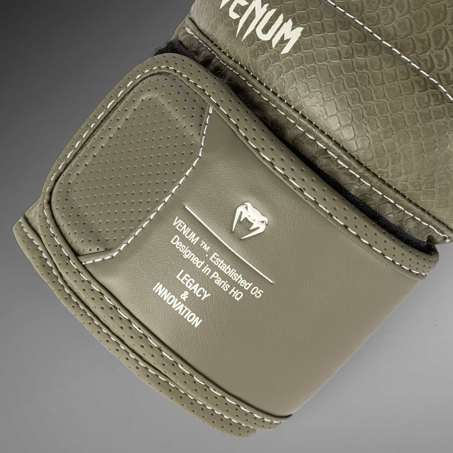 Gants de boxe Venum Impact Evo Scales vert armée en cuir Skintex avec mousse triple densité et ventilation pour boxe, kickboxing et Muay Thaï