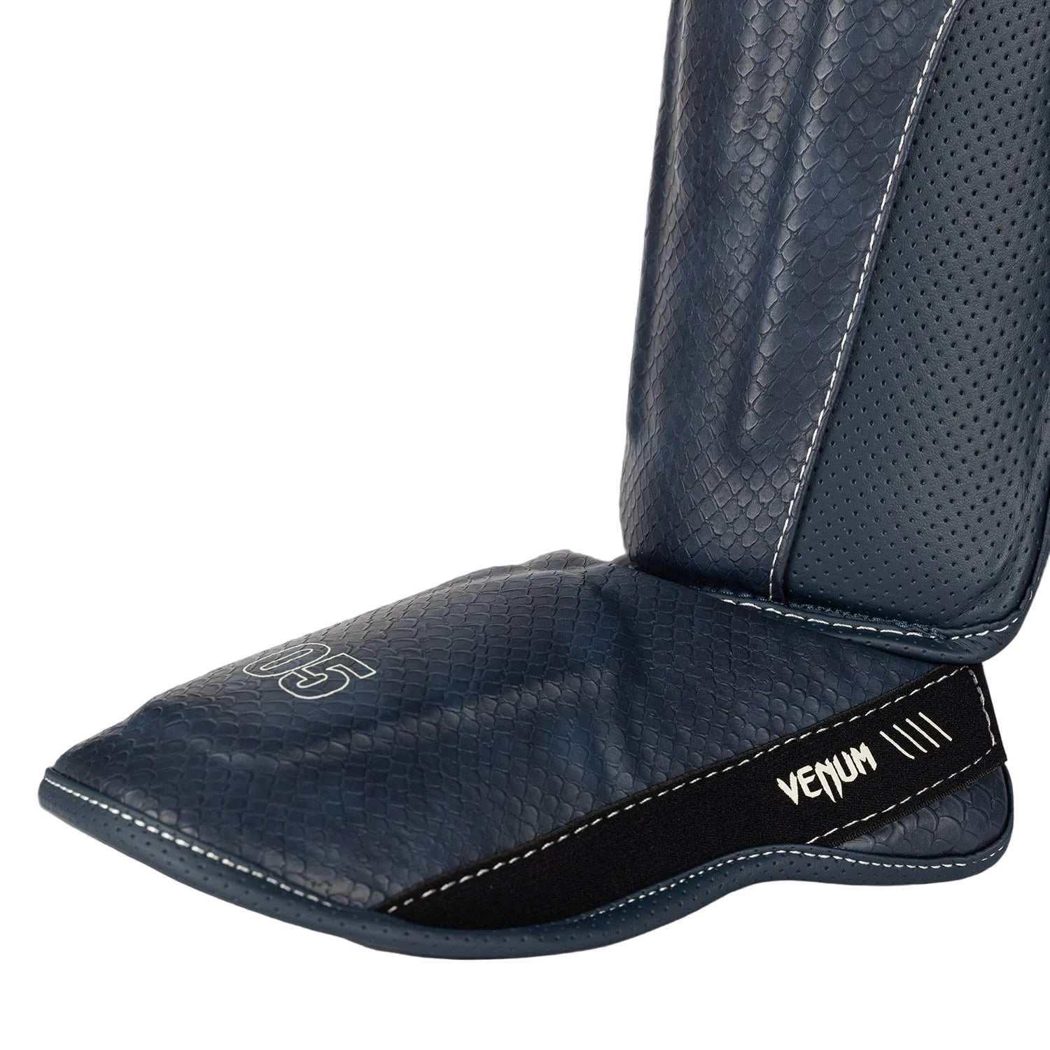 Protège-tibias Venum Impact Evo Scales bleu minuit en cuir Skintex pour boxe thaï et MMA