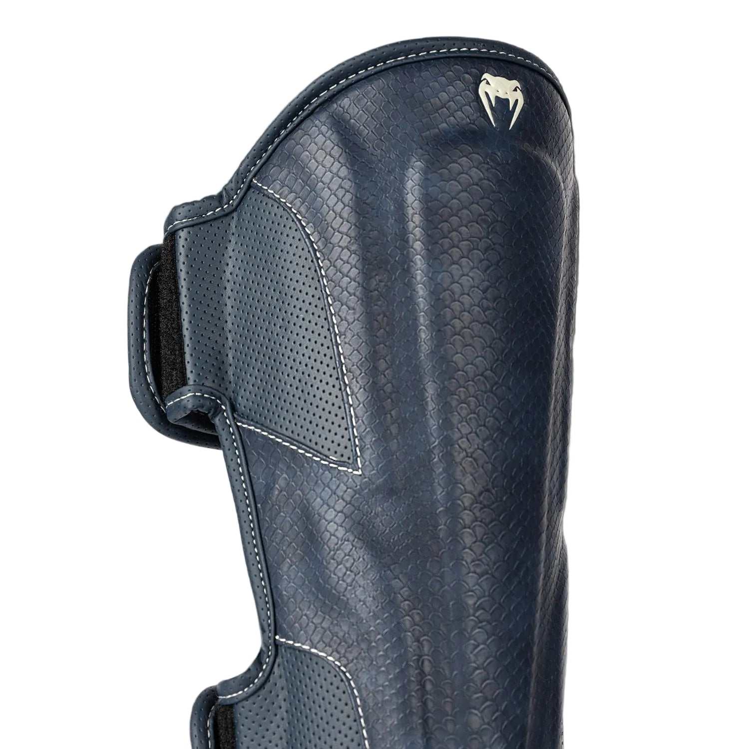 Protège-tibias Venum Impact Evo Scales en cuir bleu minuit pour boxe thaï et MMA