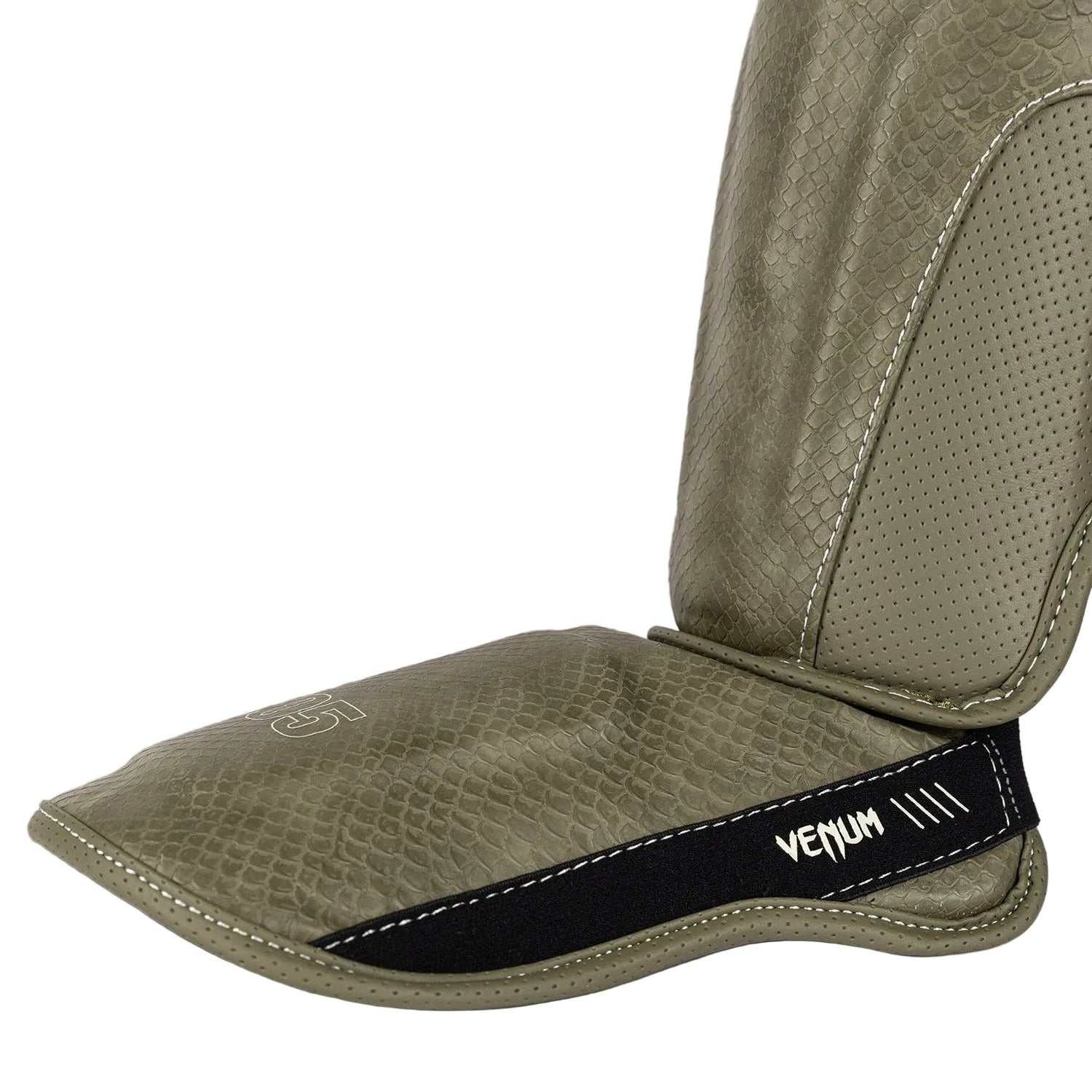 Protège-tibias Venum Impact Evo Scales vert armée en cuir Skintex, protection renforcée pour Muay Thaï, kickboxing et MMA.