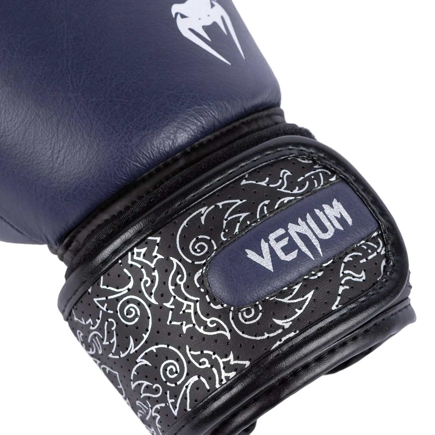 Gants de boxe Venum Power 2.0 bleu marine et noir en cuir Nappa premium, absorption des chocs, ventilation, usage intensif pour boxe, kickboxing et Muay Thaï.