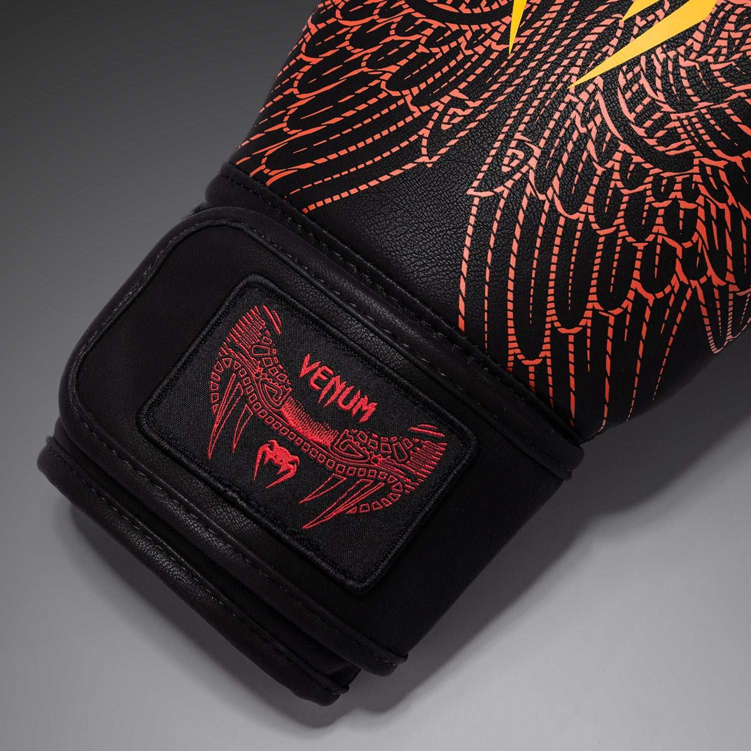 Gants de boxe Venum Quetzal Fury noir rouge mandarine avec mousse triple densité et fermeture velcro ajustable