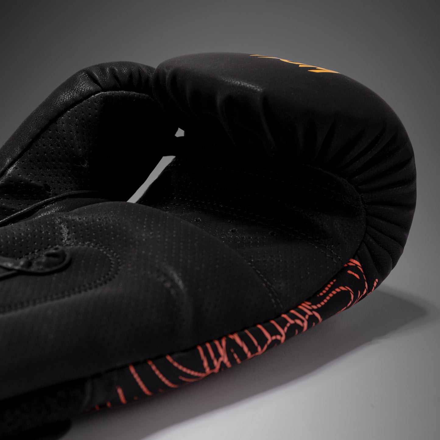 Gants de boxe Venum Quetzal Fury noir rouge mandarine avec mousse triple densité et velcro ajustable